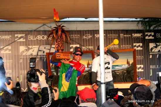 Adriano de Souza takes the Billabong Pro JBay 2012 Adriano de Souza takes the Billabong Pro JBay 2012